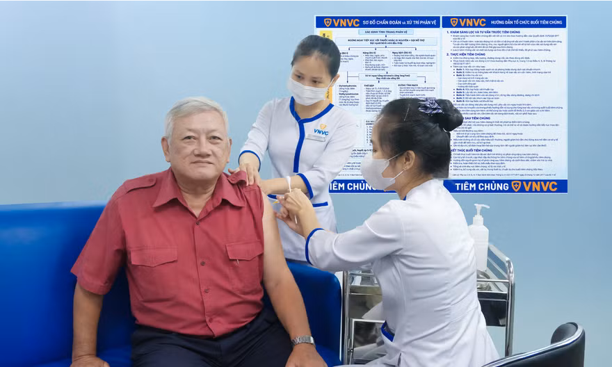 Giữa dịch cúm A, nhiều người cao tuổi đến VNVC tiêm vắc xin cúm chuyên biệt