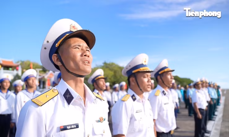 Duyệt đội ngũ bên cột mốc chủ quyền Trường Sa, 10 lời thề vang dội biển trời