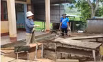 Thầy cô giáo ở xã Tam Thanh, Thanh Hóa đang khắc phục hậu quả do bão lũ gây ra. Ảnh: TL
