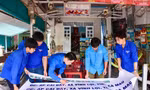 Đoàn viên, thanh niên xã Vĩnh Lợi (Cà Mau) hỗ trợ hộ kinh doanh thay đổi biển hiệu theo địa giới hành chính mới