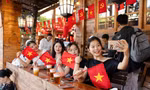 Bạn trẻ check-in ở quán cà phê đua trend yêu nước Ảnh: Trọng Tài 