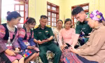 Cán bộ Đồn Biên phòng Chiềng On và bộ đội địa phương hướng dẫn bà con làm quen với những tiện ích số phục vụ cuộc sống