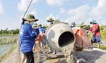 Thạc sĩ Phan Thị Thanh Hương, giảng viên khoa Khoa học Ứng dụng - Trường Đại học Bách khoa (ĐHQG TPHCM) đứng cối trộn hồ tại xã Tân Dương, tỉnh Đồng Tháp Ảnh: Hòa HỘI 