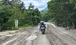 Bhling Ưi và “con ngựa sắt” vượt tuyến đường nhầy nhụa để đi làm. Đây cũng là nỗi ám ảnh của cán bộ xã Bến Giằng mỗi ngày khi đến nhiệm sở