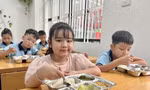 Học sinh Trường tiểu học Kim Liên (Hà Nội) ăn bữa trưa ngày 9/9ảnh: Hà Linh