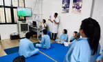 Các bệnh nhân trong căn phòng trị liệu bằng âm nhạc