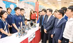 Bí thư Thường trực T.Ư Đoàn Nguyễn Minh Triết cùng các đại biểu tham quan các gian trưng bày tại Vòng Chung kết Cuộc thi Vô địch Quốc gia STEM, AI và Robotics Ảnh: Dương Triều