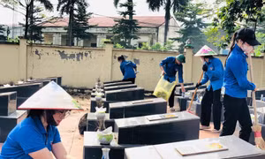 Thanh niên Phú Thọ chỉnh trang nghĩa trang liệt sĩ 