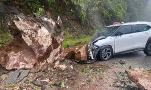 Khối đá lớn rơi trúng một chiếc Toyota đang di chuyển ở Sơn La