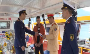 Siết chặt an toàn đường thủy trên hồ Hòa Bình sau vụ lật tàu trên hồ Thác Bà 