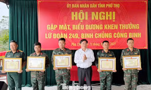 UBND tỉnh Phú Thọ gặp mặt, biểu dương lính công binh vận hành cầu phao Phong Châu
