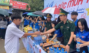 Đoàn viên, thanh niên Sơn La làm xe ôm, nấu cơm, phát sữa tiếp sức sĩ tử