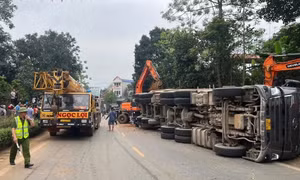 Xe tải lật đè ô tô, xe máy, 2 phụ nữ tử vong tại chỗ