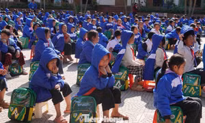 Trao tặng quà cho học sinh khó khăn vùng biên giới Sơn La