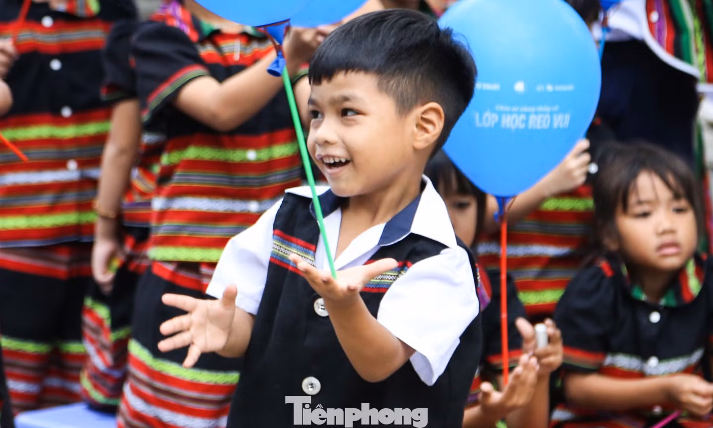 'Lớp học reo vui' đến với học sinh Cơ Tu ở Đà Nẵng
