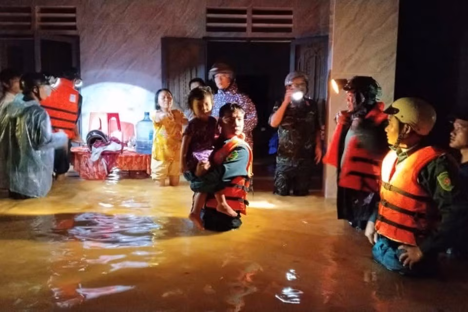 Lực lượng chức năng xã Cát Tiên 3 kịp thời di dời người và tài sản ra khỏi vùng lũ.