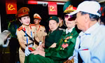 Thiếu tá Vũ Thị Thanh Nga ân cần trò chuyện, hỏi thăm các cựu chiến binh, người có công về dự lễ. Ảnh: Xuân Tùng
