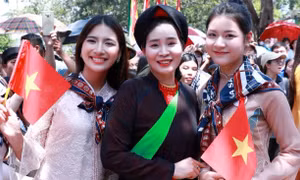 Liền anh, liền chị hòa câu quan họ cùng người đẹp Hoa hậu Việt Nam 