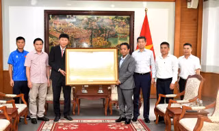 Thủ tướng Lê Minh Hưng tặng quà, gửi gắm kỳ vọng tới đội tuyển Việt Nam