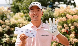 Cú putt hơn 7 mét đưa Michael Kim vào ngôi đền huyền thoại của PGA Tour