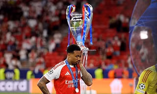 Declan Rice bảo vệ hai cầu thủ Arsenal sút hỏng luân lưu