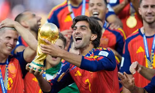Ferran Torres: Từ cậu bé hay khóc đến người hùng đưa Tây Ban Nha lên đỉnh World Cup