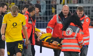 Sao trẻ Dortmund đổ gục xuống sân trong trận ra mắt Champions League