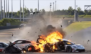 Tay đua bỏ cuộc đua, lao vào chiếc Ferrari bốc cháy cứu đối thủ
