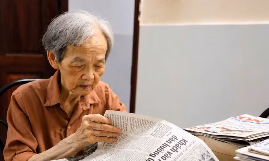 Bà Lê Nguyễn Hồng Minh dọn dẹp, nấu ăn trong căn bếp nhỏ, nơi gắn với những sinh hoạt thường ngày