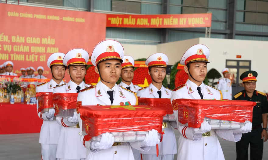 Lễ bàn giao mẫu hài cốt các liệt sĩ để đưa ra Hà Nội giám định ADN