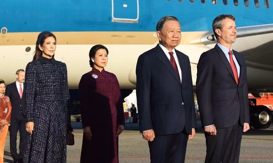 Nhà vua và Hoàng hậu Đan Mạch đón Tổng Bí thư, Chủ tịch nước và Phu nhân tại chân cầu thang máy bay