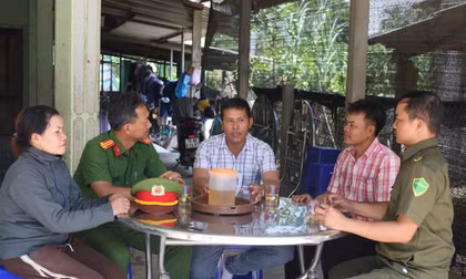 Công an cơ sở tuyên truyền, vận động người dân xóa bỏ hủ tục nghi kỵ “cầm đồ thuốc độc” Ảnh: NN