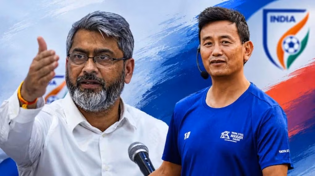 Cựu tiền đạo Ấn Độ Bhaichung Bhutia (phải) chỉ trích Chủ tịch LĐBĐ Ấn Độ Kalyan Chaubey (trái).