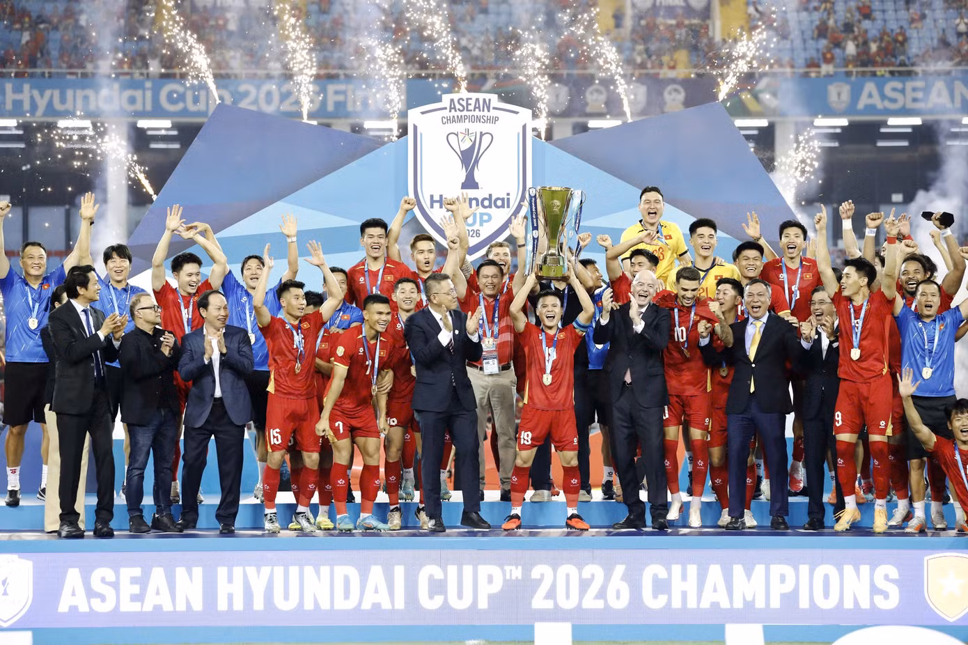 Đội tuyển Việt Nam lần đầu tiên bảo vệ thành công ASEAN Cup.