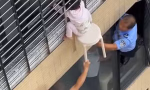 6 cư dân giải cứu bé gái ba tuổi bị treo lơ lửng bên ngoài căn hộ tầng 12