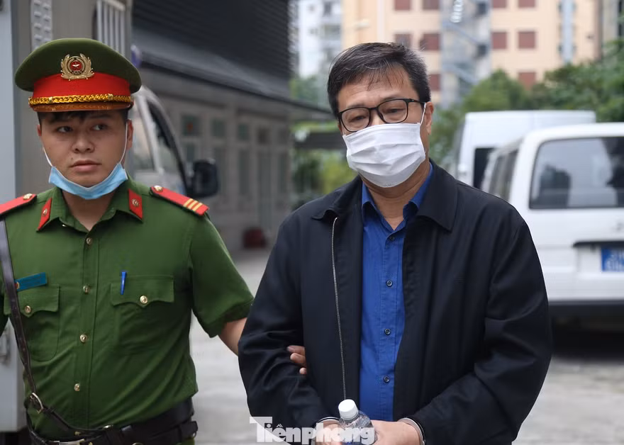 Bị cáo được dẫn giải tới tòa.