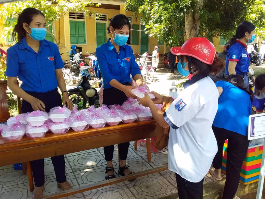 Các tình nguyện viên tại huyện Đakrông trao suất ăn miễn phí đến thí sinh