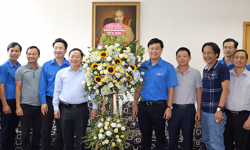 Bí thư thứ nhất T.Ư Đoàn tặng hoa chúc mừng Báo Tiền Phong nhân dịp Ngày Báo chí Cách mạng Việt Nam