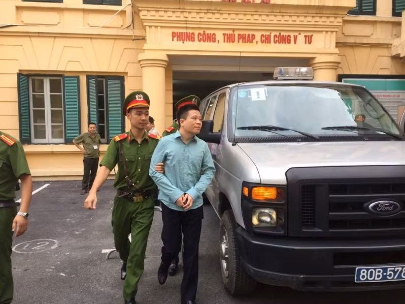 Bị cáo Hà Văn Thắm được dẫn giải tới tòa.