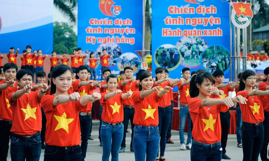 Nhiệm kỳ 2012-2017 đã có 16 triệu lượt đoàn viên thanh niên tham gia phong trào tình nguyện. (Trong ảnh, lễ ra quân Chiến dịch tình nguyện Hè 2015 có chủ đề Tự hàohào tiến bước dưới cờ Đảng). Ảnh: Xuân Tùng