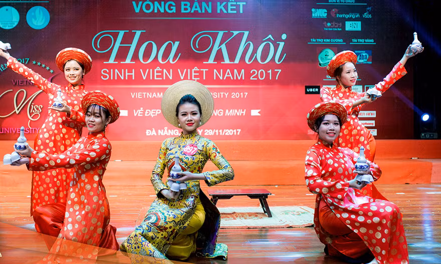 Thí sinh Hoa khôi sinh viên trổ tài múa chén, vẽ tranh trên thuỷ tinh