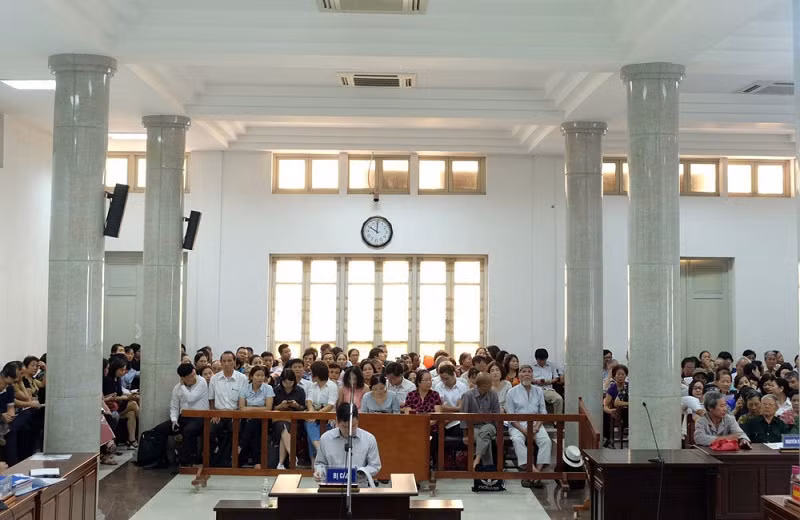 Trong nhiều vụ việc, tòa án phải triệu tập hàng trăm người liên quan tới tham dự.