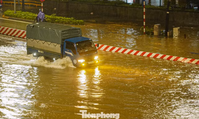 Hà Nội ngập tứ bề, ô tô xe máy chật vật giữa biển nước