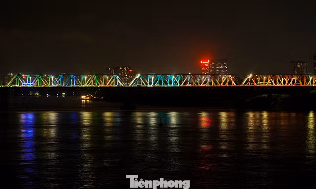 Cầu Chương Dương khoác 'áo mới' rực rỡ về đêm