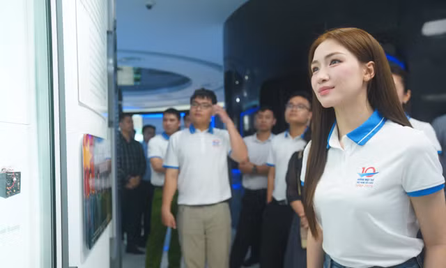 Hòa Minzy, Đức Phúc cùng các Gương mặt trẻ tham quan, trải nghiệm 'bảo tàng số' 