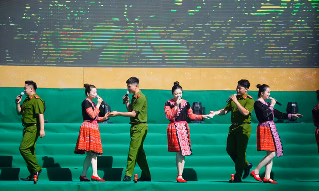 Hàng nghìn chiến sĩ công an, người dân dự ngày hội 'Vì bình yên bản làng'