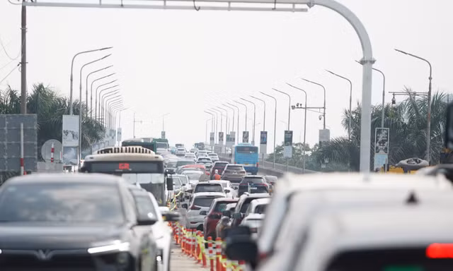 Dòng ôtô nhích từng chút lên cầu Thăng Long trong ngày đầu cấm xe để thi công trạm cân