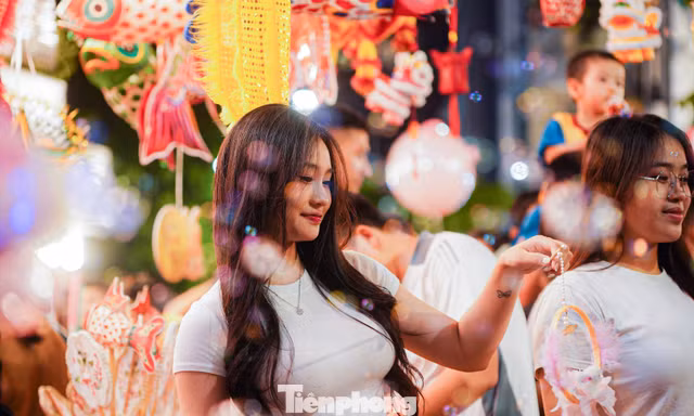 Giới trẻ đổ về Hàng Mã vui chơi Trung thu 