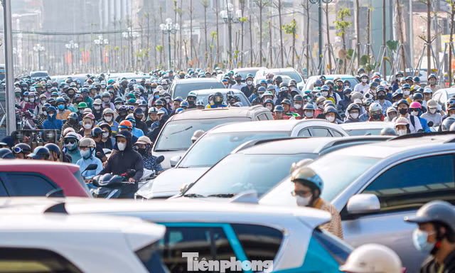 Vành đai 2,5 thông xe kỹ thuật, xe máy tràn lên vỉa hè, ô tô nối hàng dài
