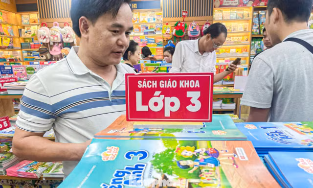 Phụ huynh đổ đến nhà sách mua sắm trước ngày đầu tiên năm học mới